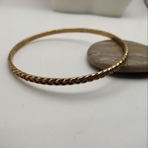 Raised edge bumpy bracelet slider